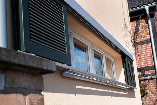 volets coulissants modernes sur piste en aluminium