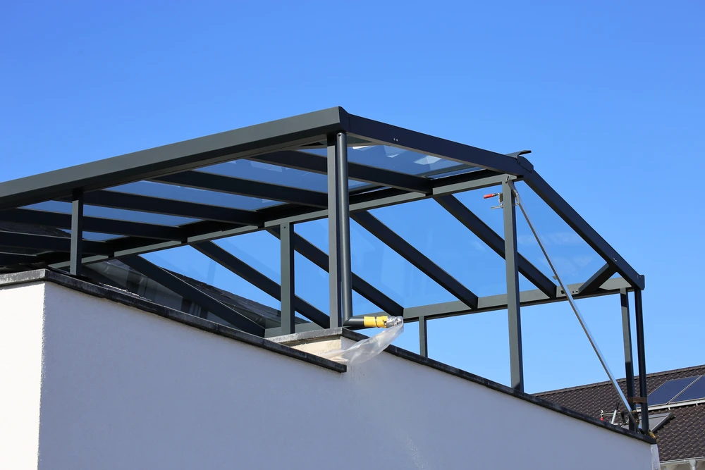 Chantier extérieur de construction d'une véranda moderne