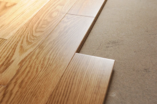 Pose de parquet de chêne sur chape en béton