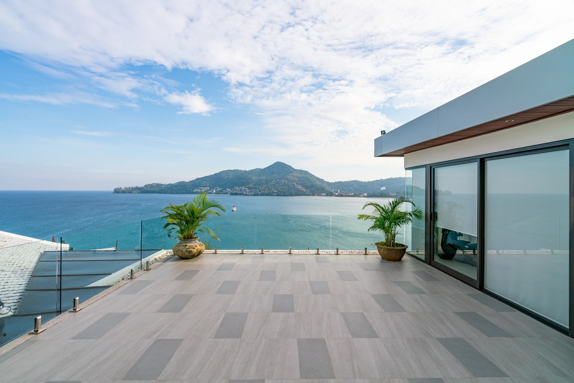 Terrasse extérieure surélevée avec vue panoramique sur quartier résidentiel et montagnes