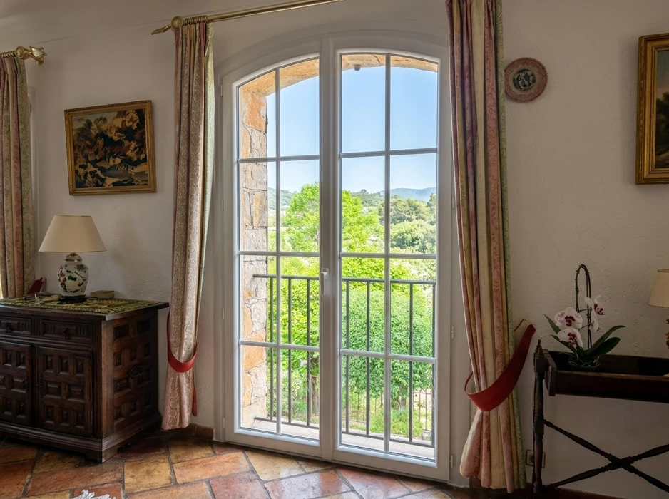 Terrasse moderne d'une villa contemporaine avec grandes baies vitrées coulissantes à cadres noirs