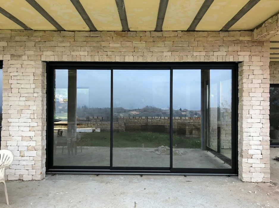 Véranda moderne avec structure aluminium blanc et grandes baies vitrées coulissantes