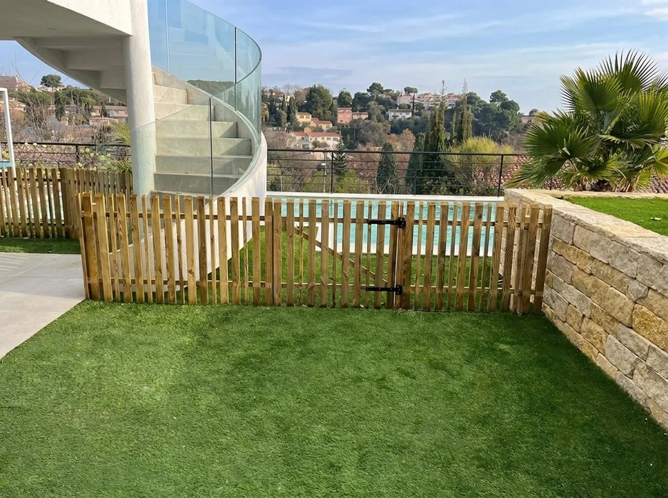 Terrasse extérieure d'une maison moderne avec store banne beige déployé créant une zone d'ombre