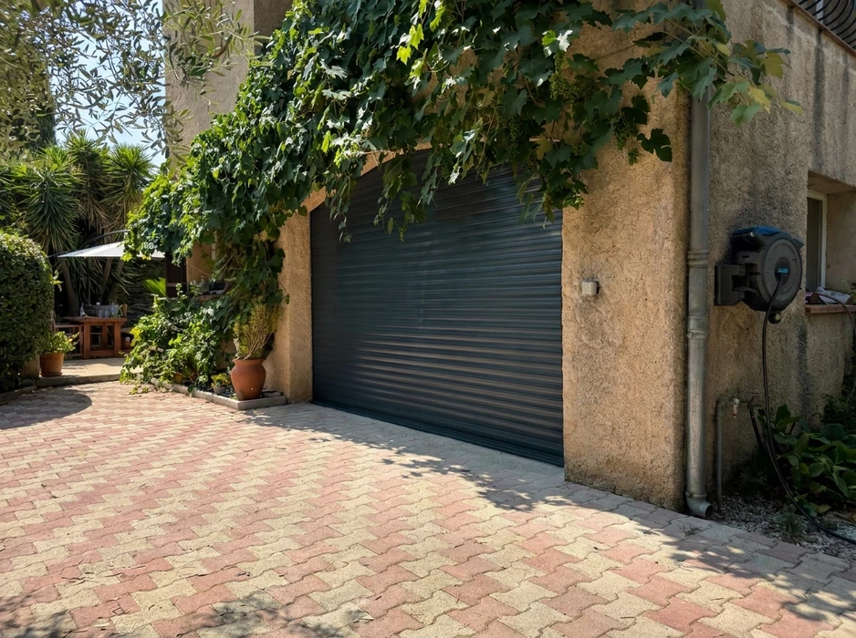 Deux ouvriers professionnels installent une grande fenêtre à battants dans un appartement moderne