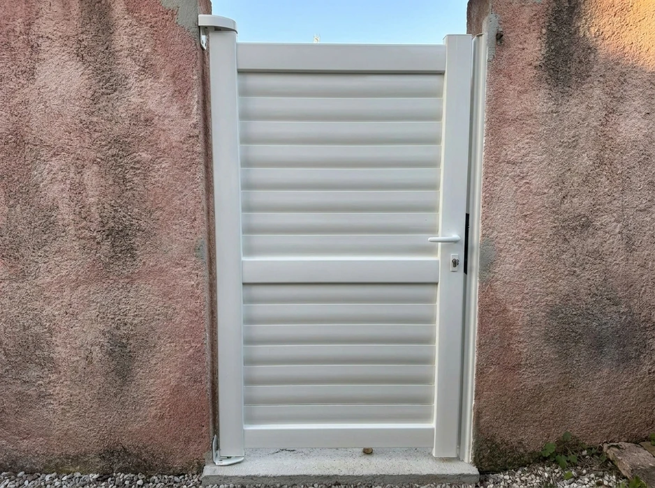 Intérieur résidentiel avec store bateau gris à motif pied-de-poule installé au plafond