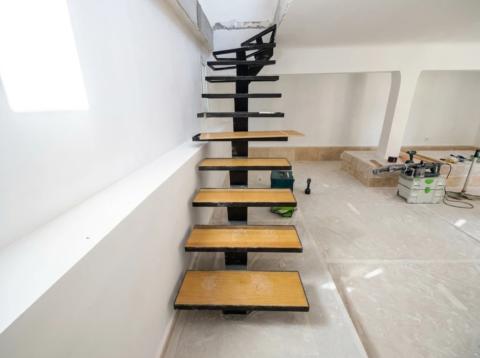 Vieux volets en bois sur la fenêtre
