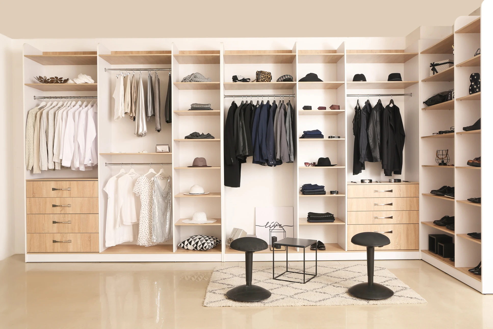 Dressing moderne avec aménagement sur mesure en bois clair, comprenant penderies avec éclairage LED intégré, étagères de rangement, tiroirs et compartiments pour chaussures