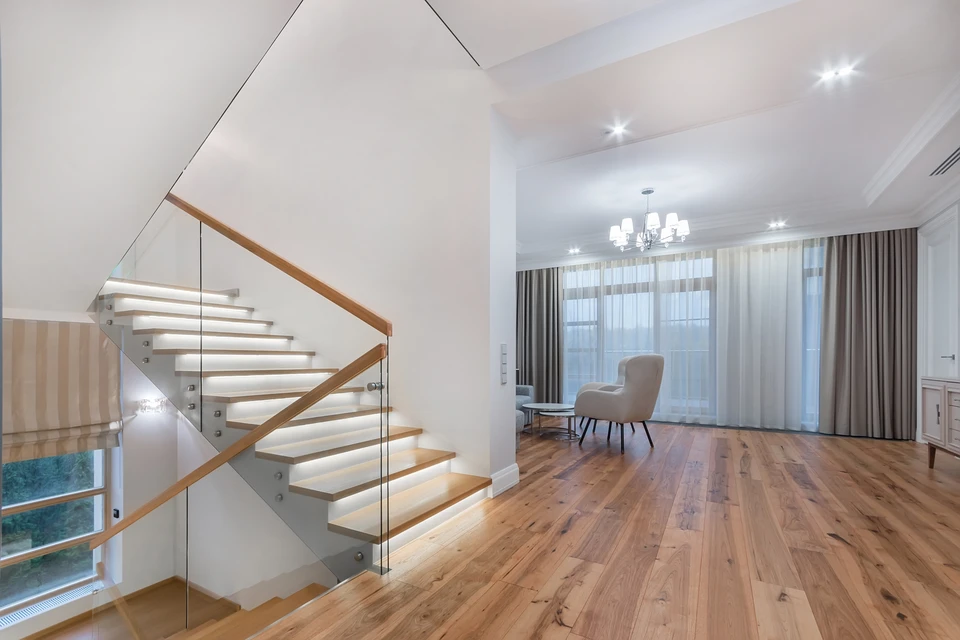 Intérieur résidentiel chaleureux avec personne marchant pieds nus sur parquet en bois