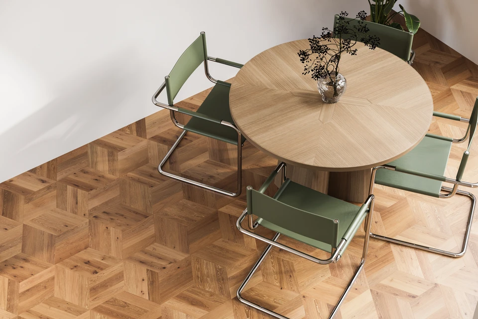 Salon meublé d'une maison à la décoration ornée, parquet de chêne français et portes menant à une terrasse allongée