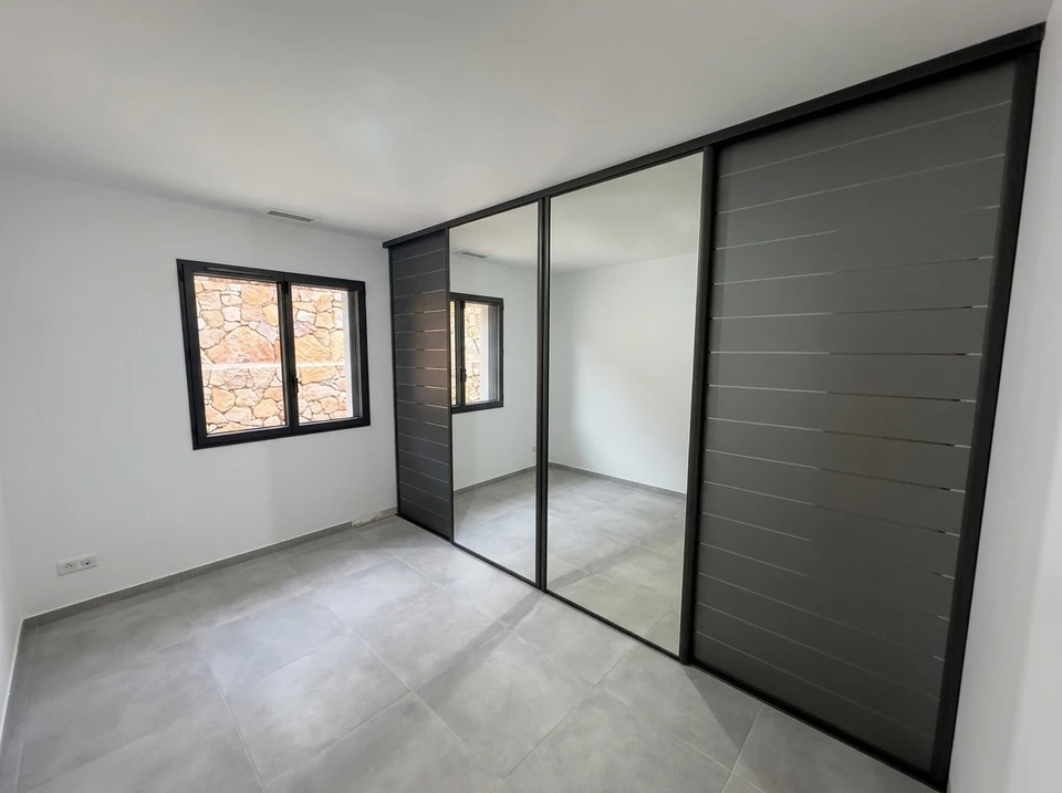 Dressing-room luxueux avec rangements modulaires intégrés, penderies vitrées éclairées, étagères pour chaussures et accessoires