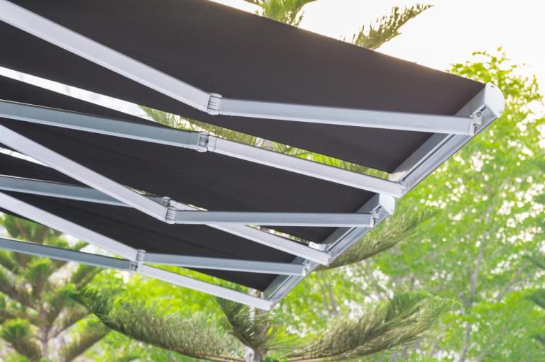 Quel store banne choisir pour sa terrasse à Mandelieu-la-Napoule ?